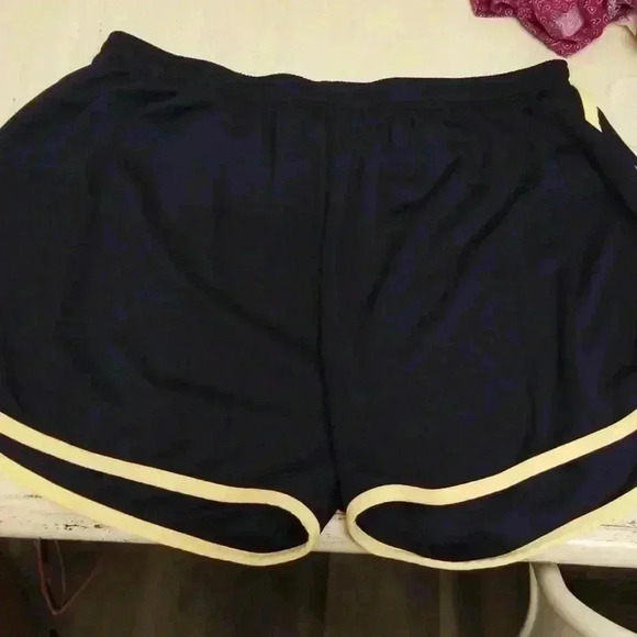 Ready for a workout! New balance Shorts - Picture 2 of 4